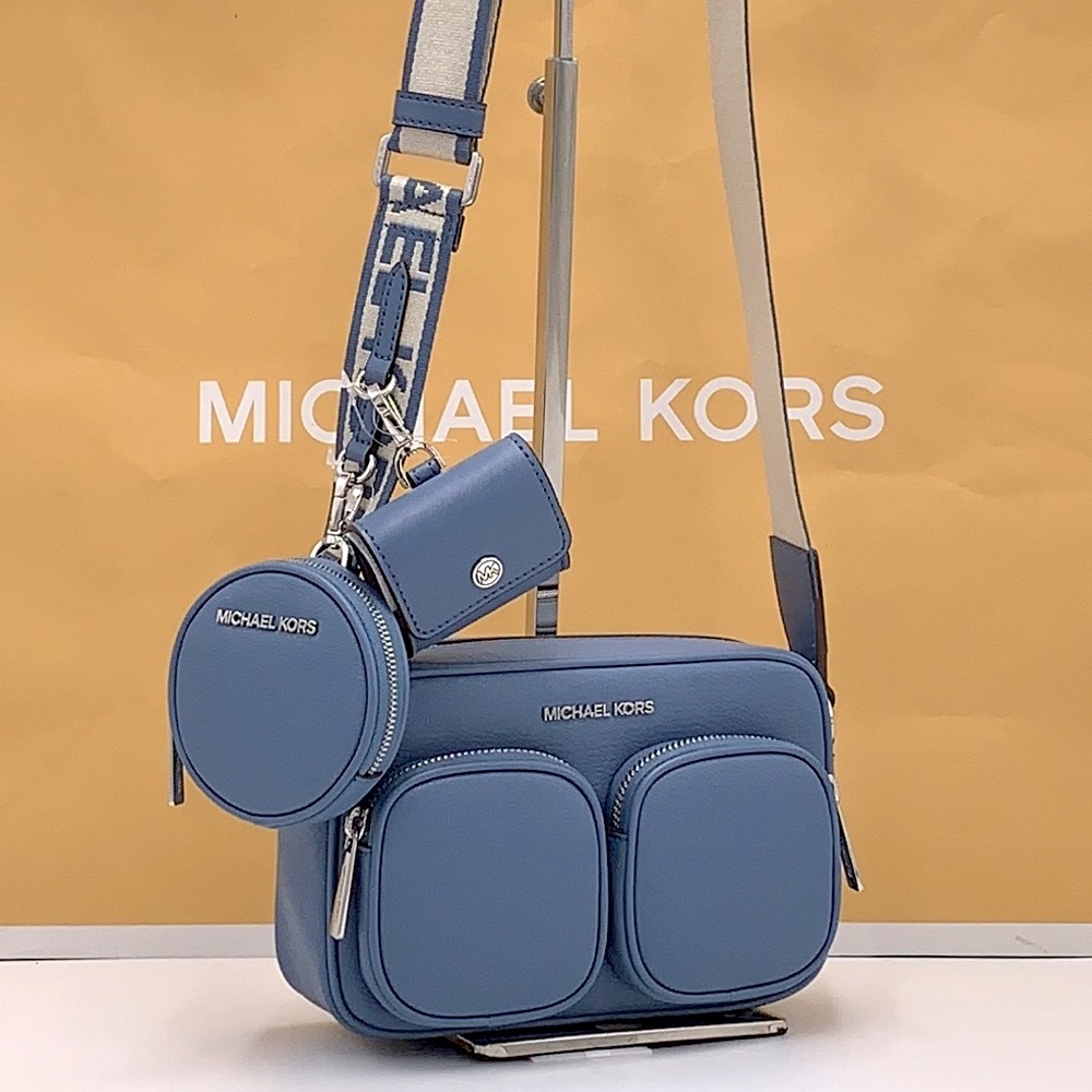 Michael Kors Jet Set Md Leather
Crossbody Bag with Case for Apple
AirPods Pro